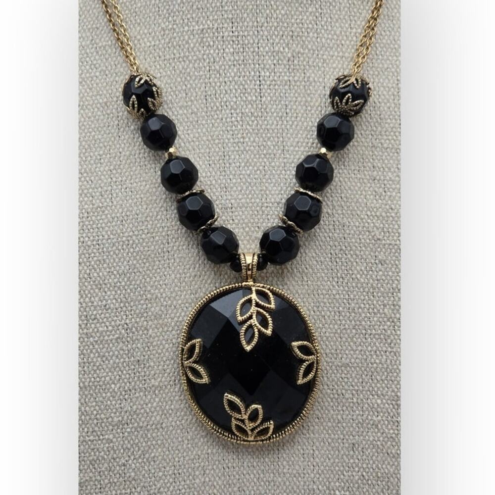 Black Faceted Gold Leaf Filigree Detailed Pendant Necklace Vintage Romance Chic
